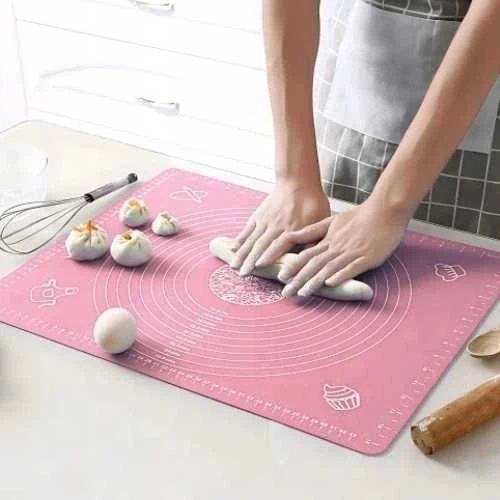 Winder Home Rožinė silikoninė tešlos kočiojimo lenta 30×40 cm + baltas plastikinis peilis tešlai