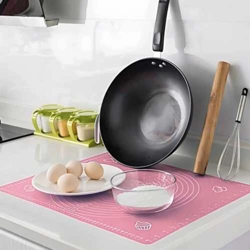 Winder Home Rožinė silikoninė tešlos kočiojimo lenta 30×40 cm + baltas plastikinis peilis tešlai