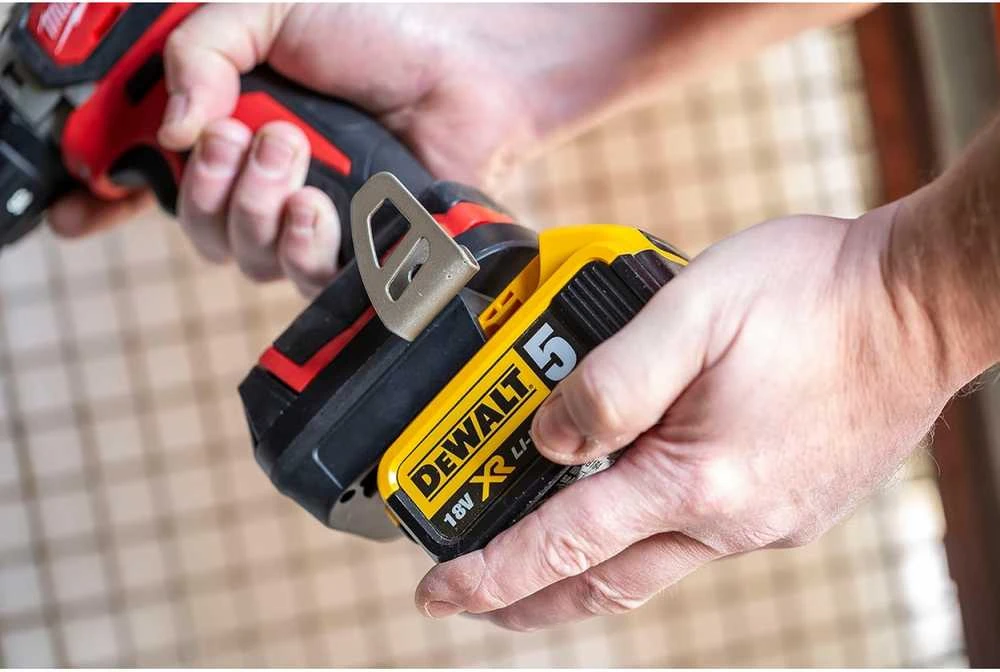 Akumuliatoriaus adapteris DEWALT XR akumuliatorius į MILWAUKEE 18V įrankį, Badaptor BADAPTOR-DEW-MIL-BX – Sujunkite DeWALT XR akumuliatorius su Milwaukee M18 sunkiosios serijos statybiniais įrankiais