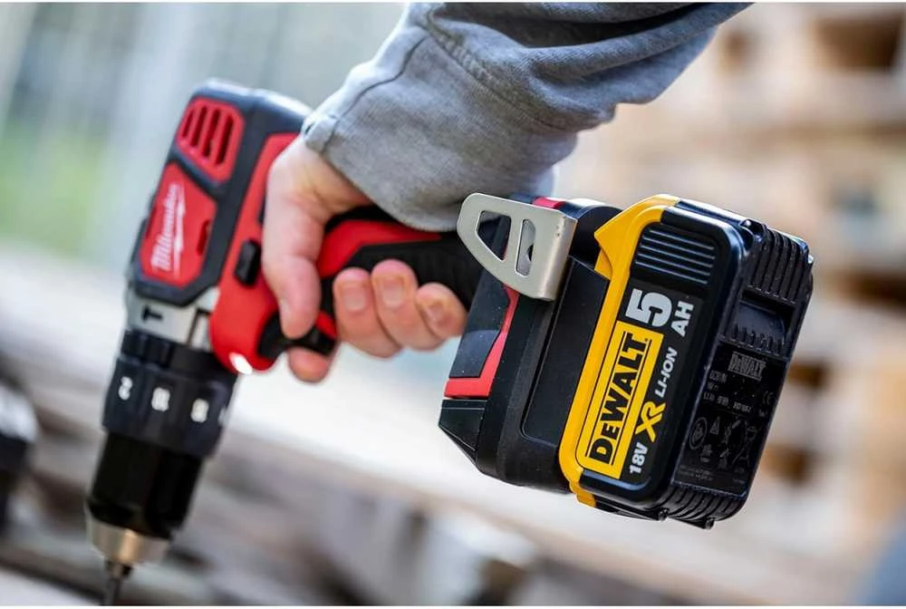 Akumuliatoriaus adapteris DEWALT XR akumuliatorius į MILWAUKEE 18V įrankį, Badaptor BADAPTOR-DEW-MIL-BX – Sujunkite DeWALT XR akumuliatorius su Milwaukee M18 sunkiosios serijos statybiniais įrankiais