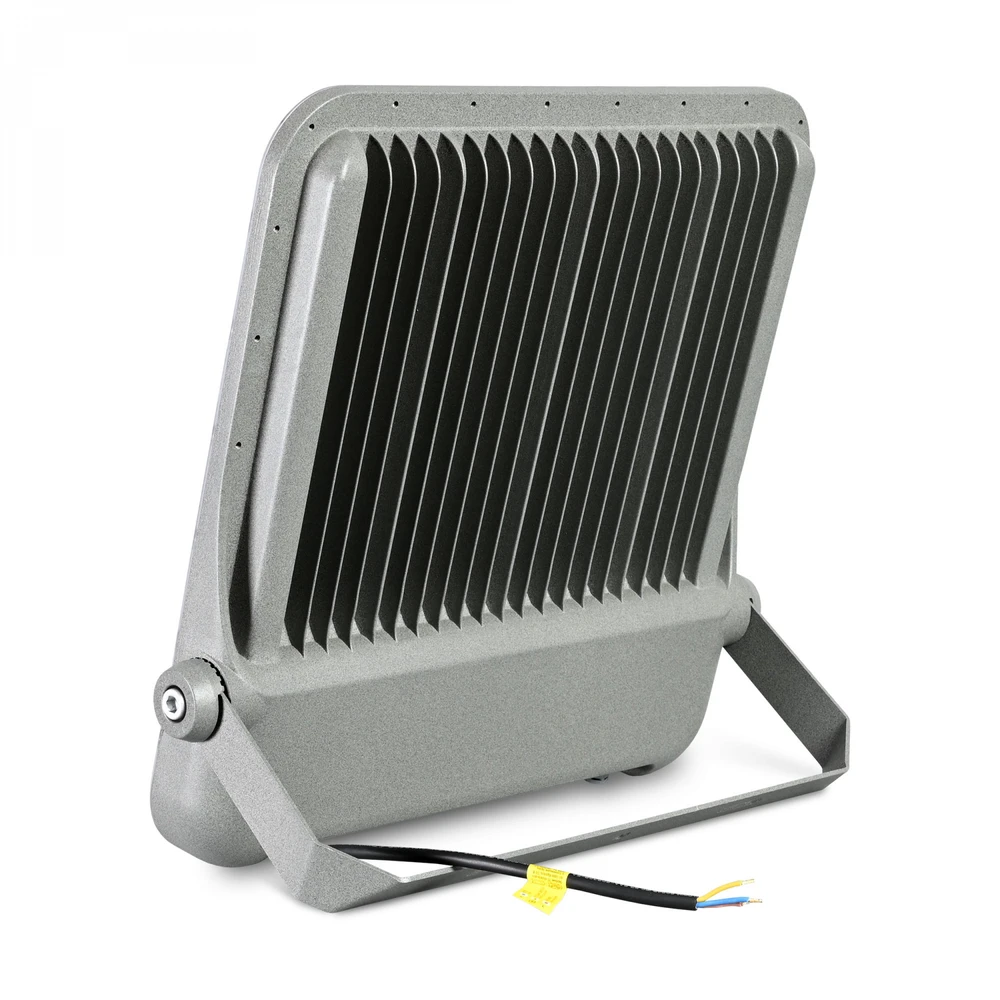 Didelės galios pramoninis LED prožektorius 400W 60 000Lm 5000K IP65 VIDEX VL-F2-4005G – Didžiulė 400W galia ir apsauga nuo įtampos svyravimų