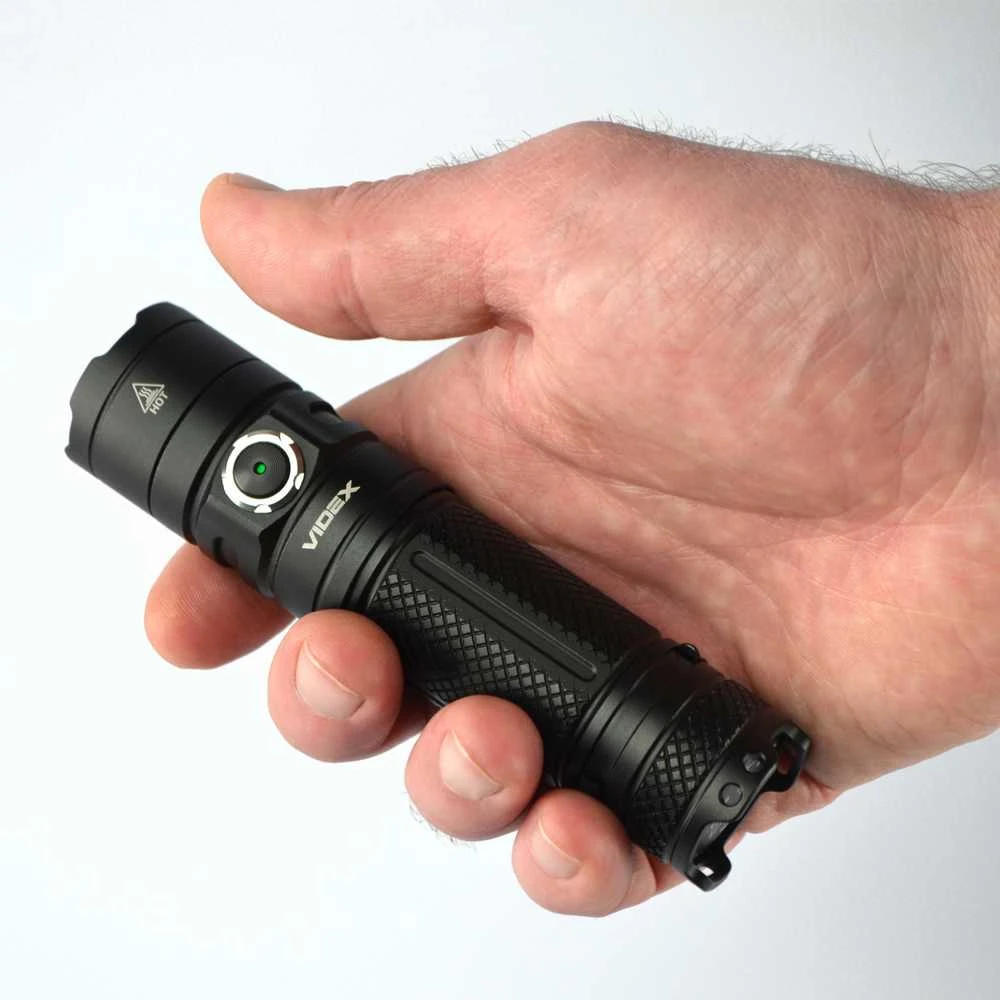 Įkraunamas kišeninis LED žibintuvėlis CREE XHP50.2 20W, 4000Lm 5000K, Li-ion 26650 5000mAh, VIDEX VLF-A355C – Komplekte galingas 5000mAh akumuliatorius