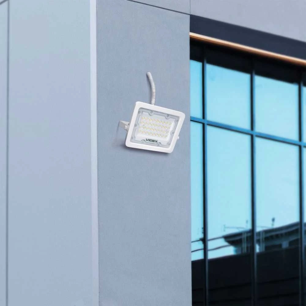 LED prožektorius 30W 2700Lm 5000K IP65, VIDEX VLE-F2e-305W | LUCA – Sustiprintas aliuminio radiatorius ilgalaikiam aušinimui