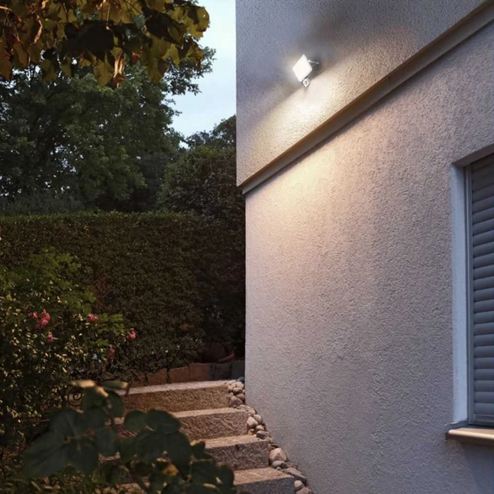 LED prožektorius su jutikliu 10W 900Lm 5000K IP65, VIDEX VLE-F2e-105W-S | LUCA – Reguliuojamas PIR judesio jutiklis (SENS/TIME/LUX)