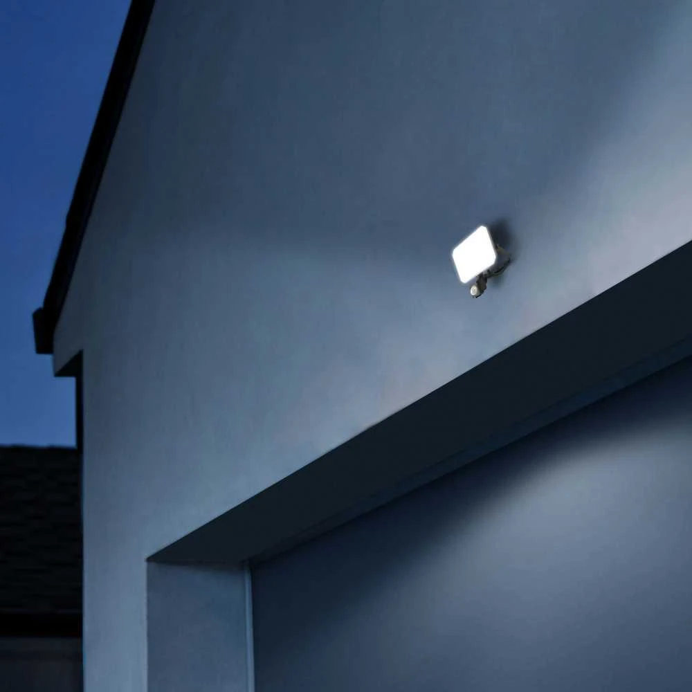 LED prožektorius su jutikliu 30W 2400Lm 5000K IP65, VIDEX VLE-F3-0305B-S – Reguliuojamas PIR judesio jutiklis (SENS/TIME/LUX)