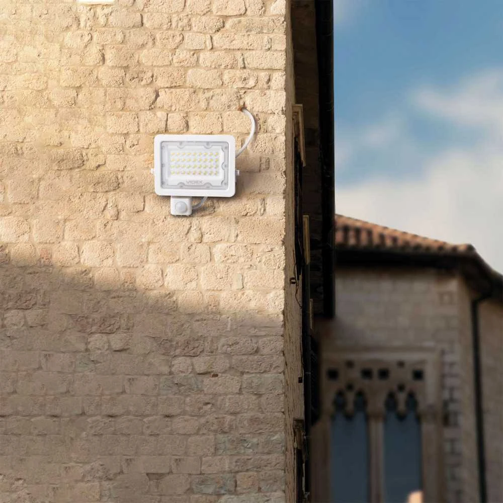 LED prožektorius su jutikliu 30W 2700Lm 5000K IP65, VIDEX VLE-F2e-305W-S | LUCA – Reguliuojamas PIR judesio jutiklis (SENS/TIME/LUX)