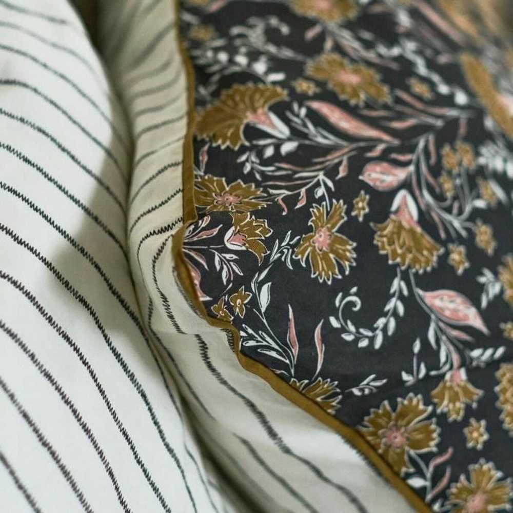 Today PATALYNĖS RINKINYS ŠIANDIEN – ANTLOGĖS UŽVALGALAS 220X240 + 2 PAGALVIŲ UŽVALGOS 63X63 – 100 % MEDVILNĖ 57 siūlų skaičius – Marigold Indies
