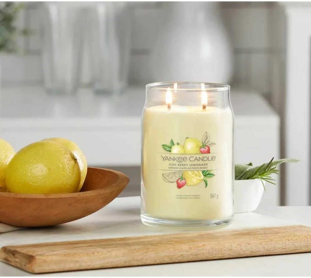 Yankee Candle Aromatinė žvakė Signature didelė stiklinė Iced Berry Lemonade 567 g