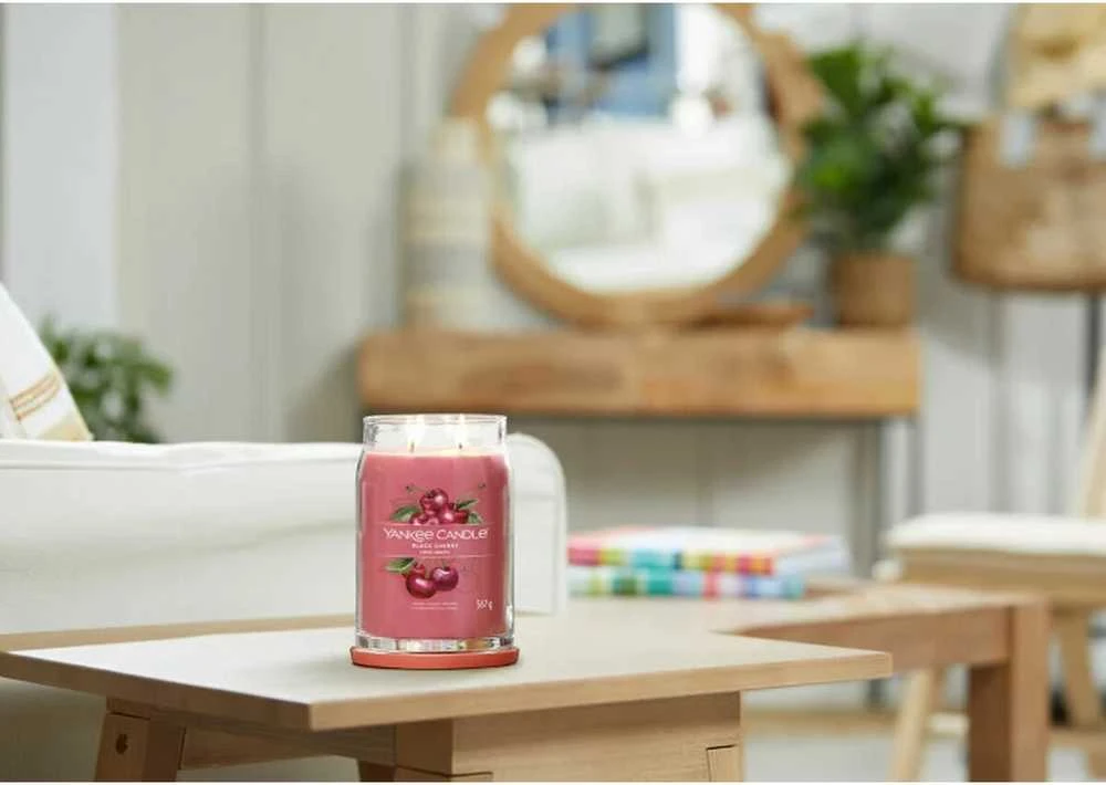 Yankee Candle Aromatinė žvakė "Signature" didelis stiklas "Juodas Cherry" 567 g
