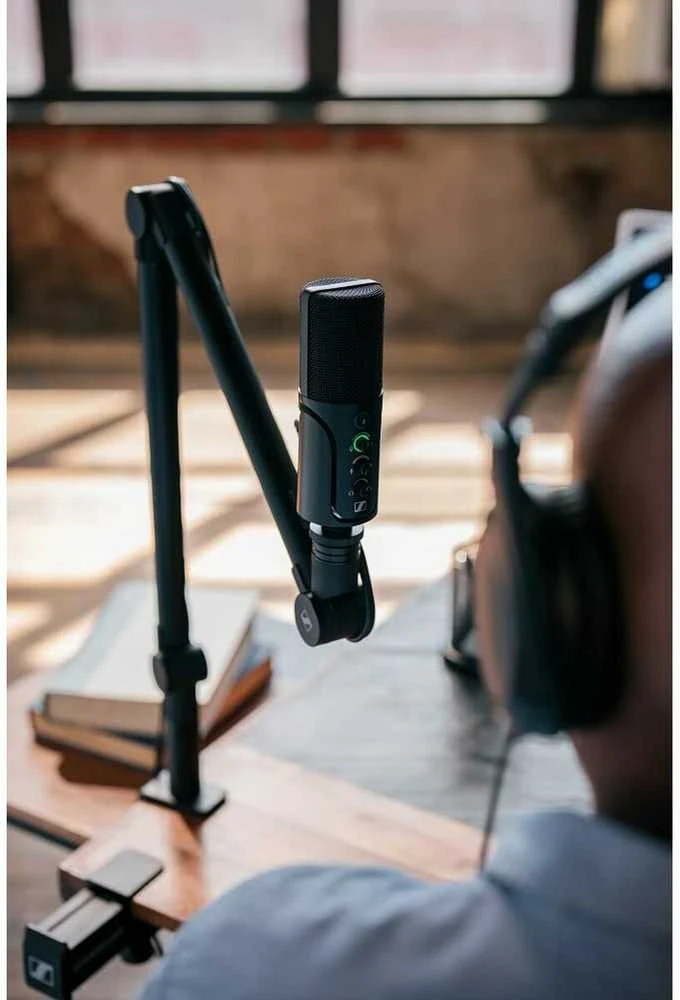 „Sennheiser Profile Streaming Set“ – USB-C mikrofonas su reguliuojamu laikikliu, skirtas transliacijoms podcast'uose ir transliacijoms