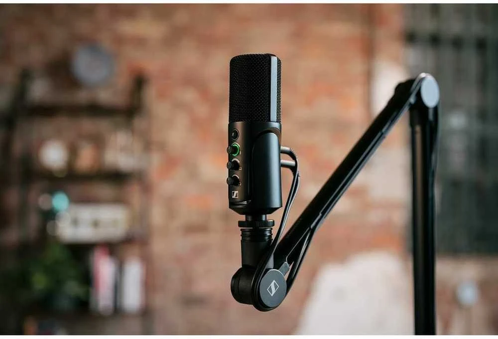 „Sennheiser Profile Streaming Set“ – USB-C mikrofonas su reguliuojamu laikikliu, skirtas transliacijoms podcast'uose ir transliacijoms