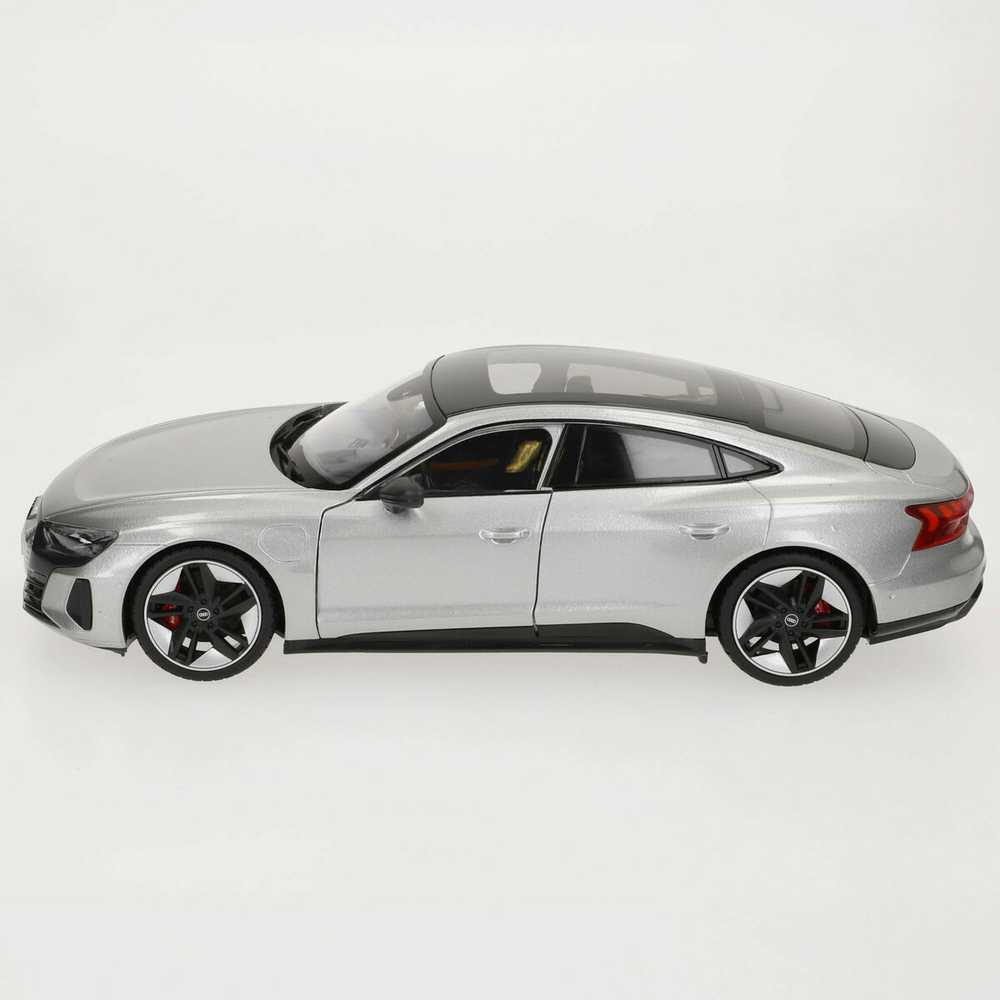 *BBURAGO metal, 1:18, Audi RS e-Tron GT, sidabrinis