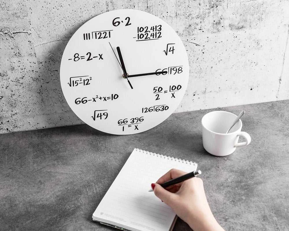Upominkarnia Klasikinis baltas universalus matematinis laikrodis