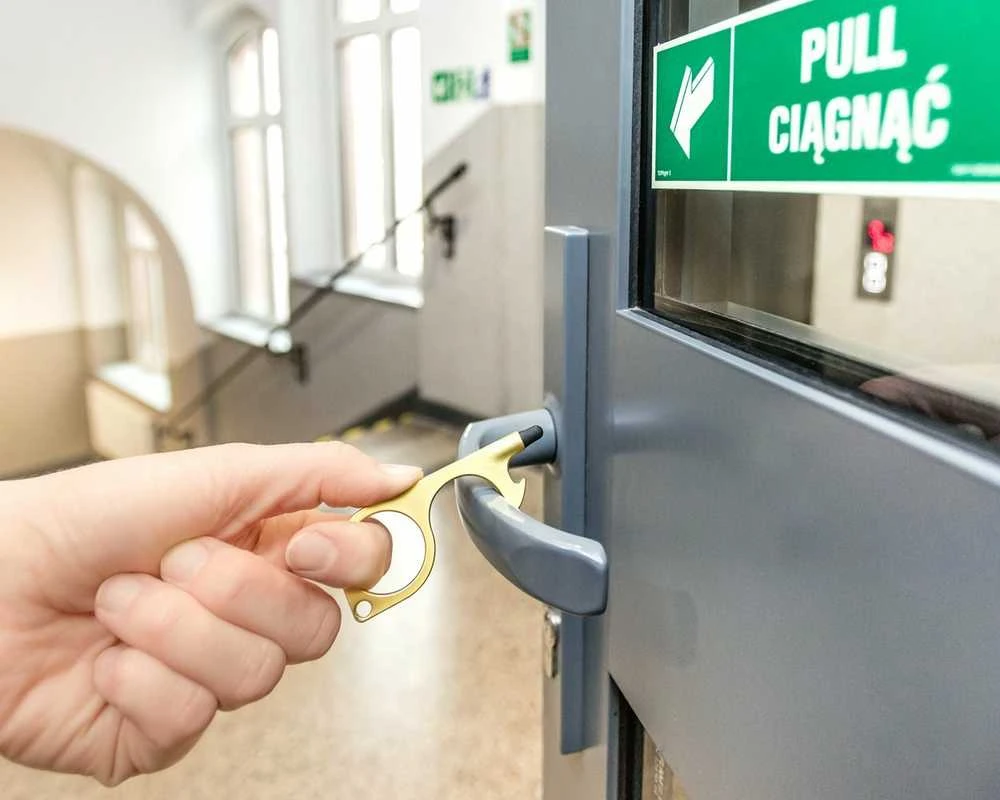 Bekontaktis daugiafunkcis raktų pakabukas - AUKSINIS