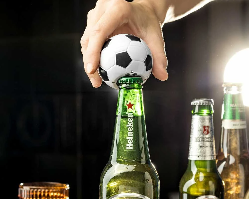Butelių atidarytuvas su šaldytuvo magnetu „Futbolo kamuolys“