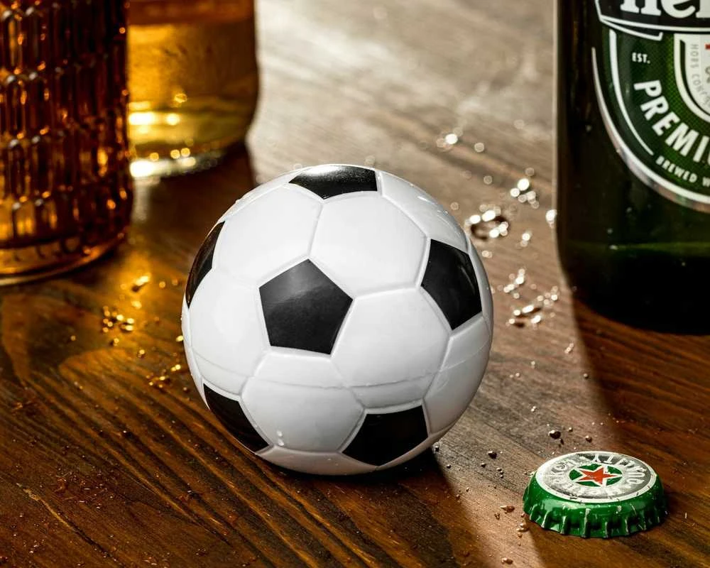 Butelių atidarytuvas su šaldytuvo magnetu „Futbolo kamuolys“