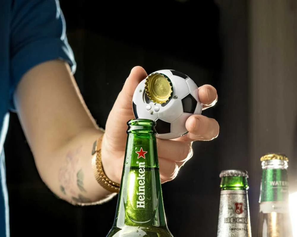 Butelių atidarytuvas su šaldytuvo magnetu „Futbolo kamuolys“