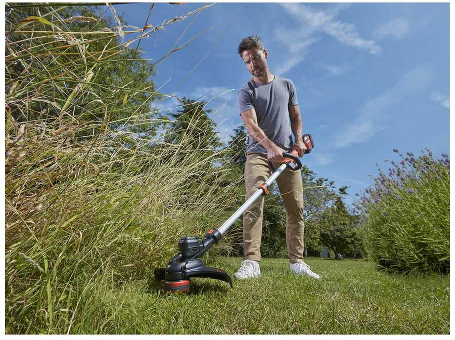 Black & Decker Juodas & Decker Juoda+33 cm belaidė 33 cm pjaustytuvas Decker BCST636L1 -QW 36V 2,5 Ah PowerCommand Pivotant 180 - Teleskopinis vamzdis - 2 rankenos