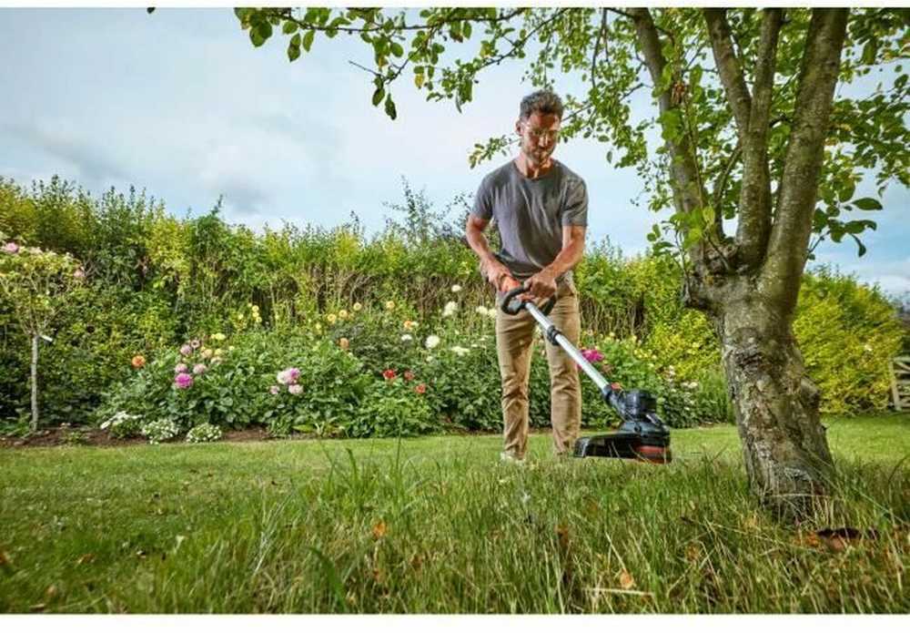 Black & Decker Juodas & Decker Juoda+33 cm belaidė 33 cm pjaustytuvas Decker BCST636L1 -QW 36V 2,5 Ah PowerCommand Pivotant 180 - Teleskopinis vamzdis - 2 rankenos