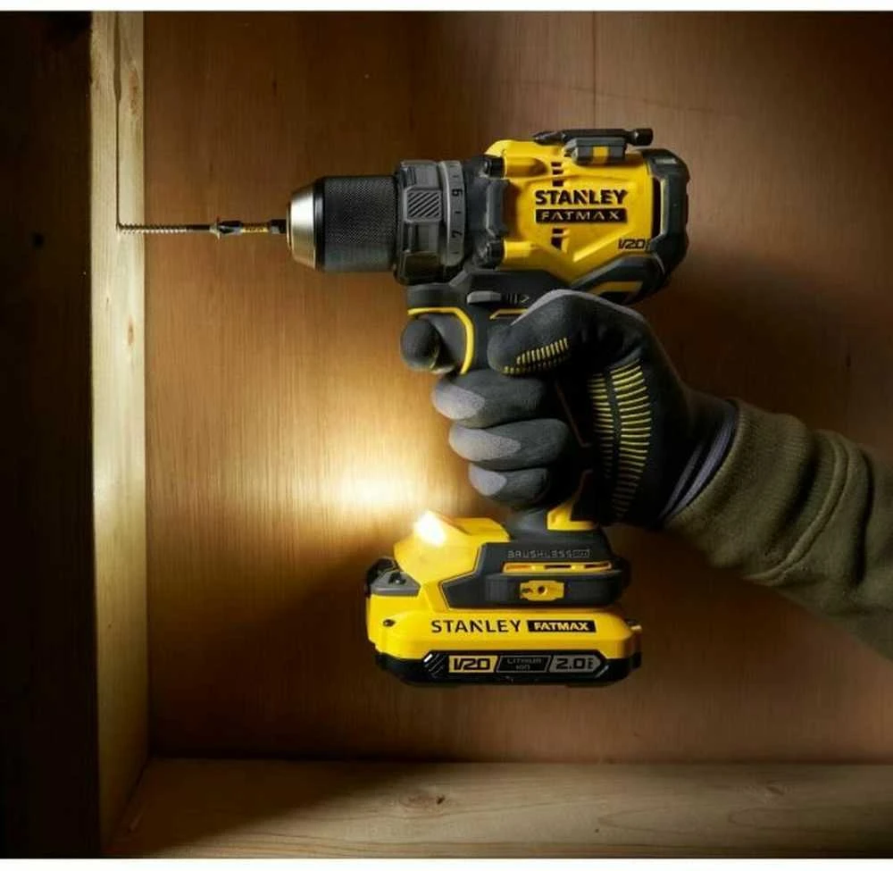 Stanley V20 suktuvas darbo metu su užsidegusiu LED žibintu