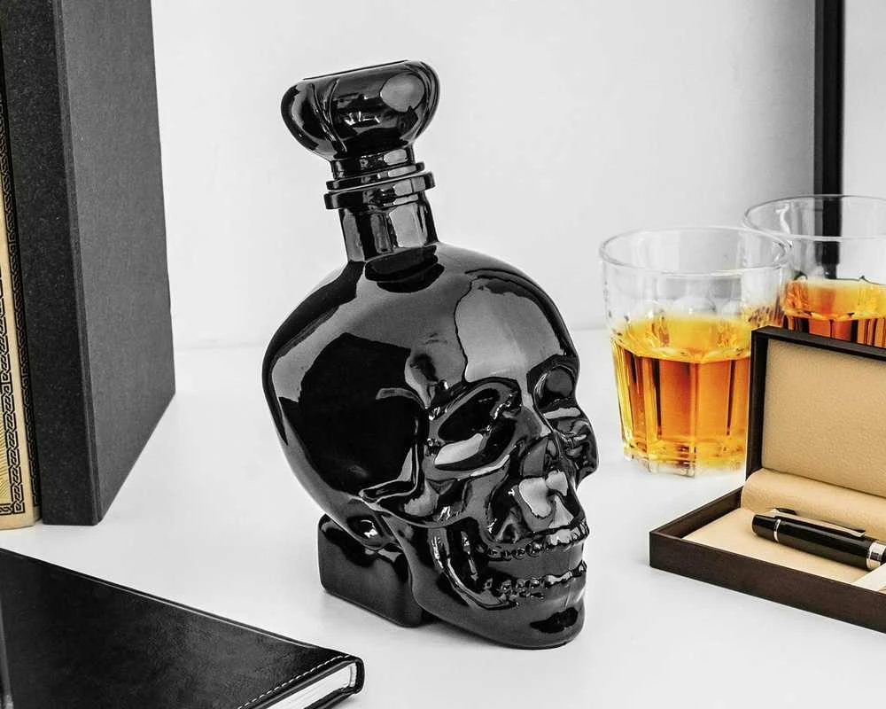 Juodas kaukolės formos grafinas (750ml)