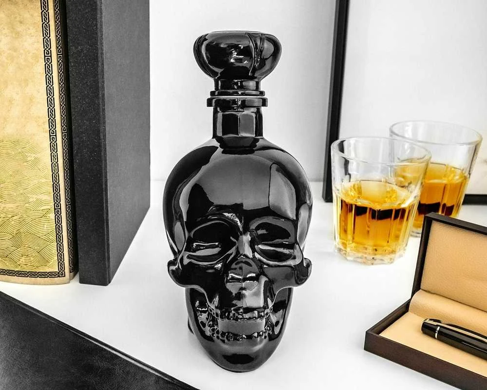 Juodas kaukolės formos grafinas (750ml)
