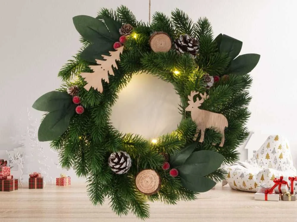 Kalėdinis LED vainikas su dekoracijomis, 20 cm