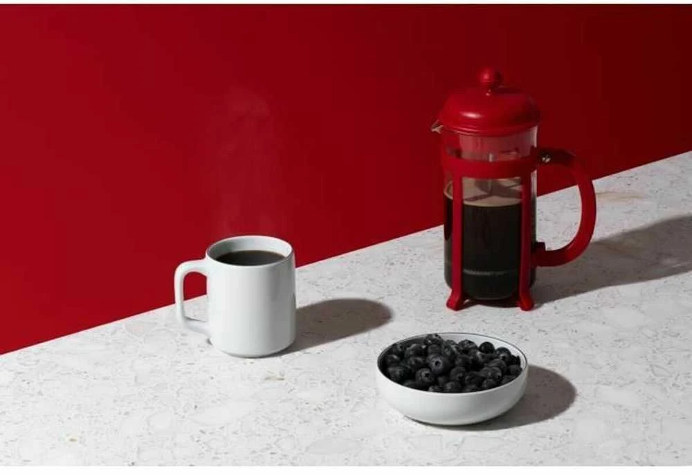 Raudonas Bodum French Press kavinukas su kava