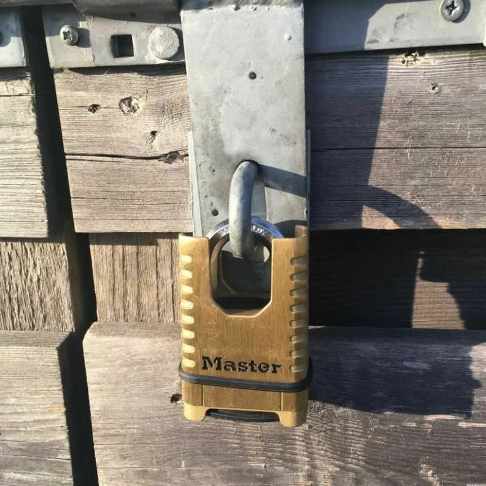 „Master Lock Excell“ pakabinama spyna su apvadu M1177EURDCC
