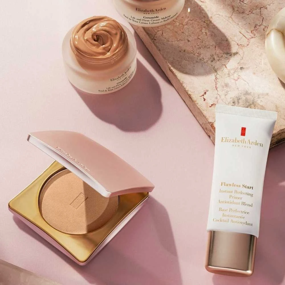 Elizabeth Arden Arden Maq pudra „Flowless Finish Skincar“.