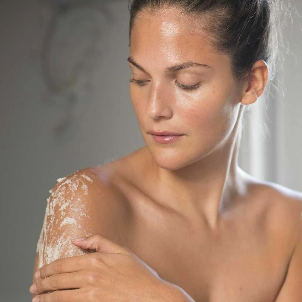 Elemis Frangipani Monoi Salt Glow Scrub skaistinantis kūno šveitiklis, 490 g