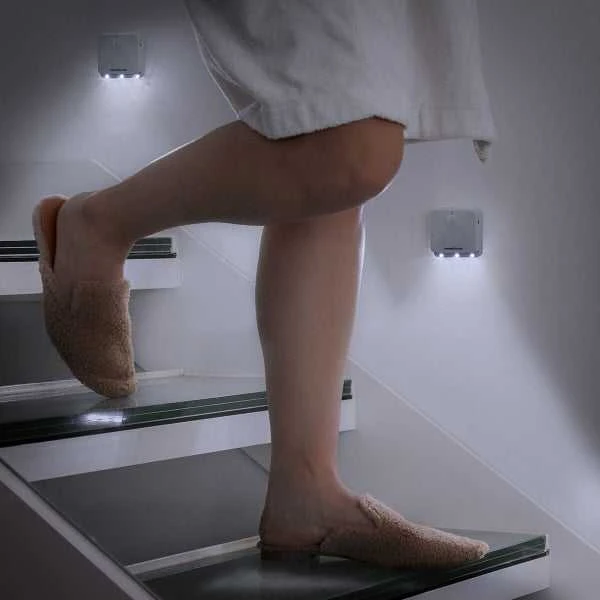 LED lempa su judesio jutikliu