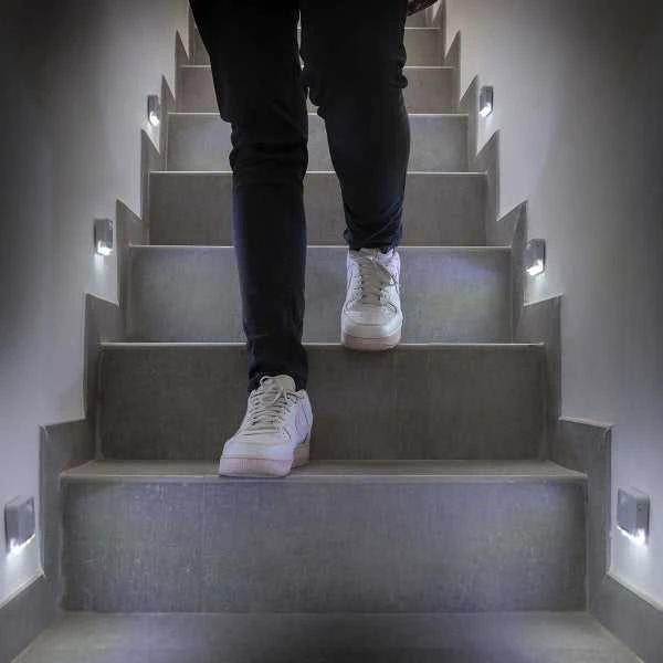 LED lempa su judesio jutikliu