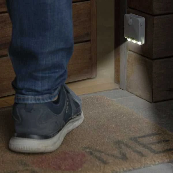 LED lempa su judesio jutikliu