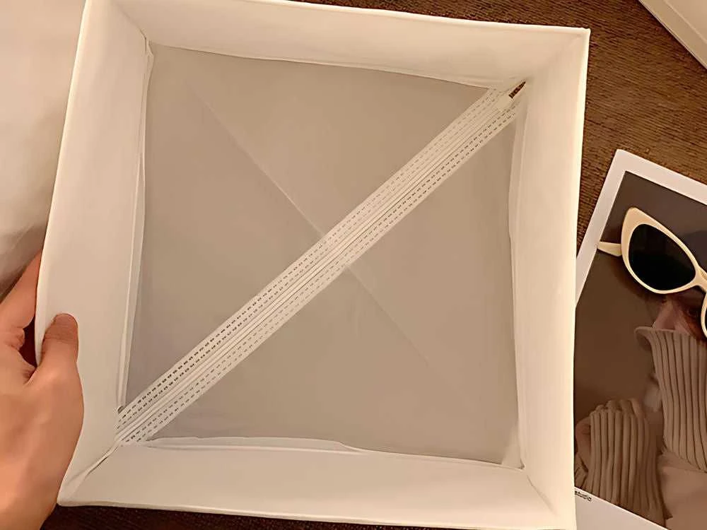 Tekstilinė dėžutė drabužiams ir avalynei, 28x28x10 cm, balta
