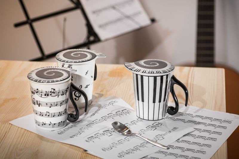 Gertuvė Muzikinis puodelis su dangteliu - KEYBOARD