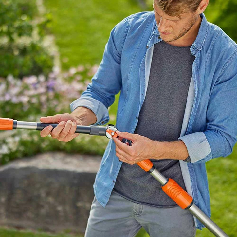 Gardena "Cleansystem" rankena "Flex", prijungiama prie vandens tiekimo, skirta sunkiai pasiekiamoms vietoms plauti