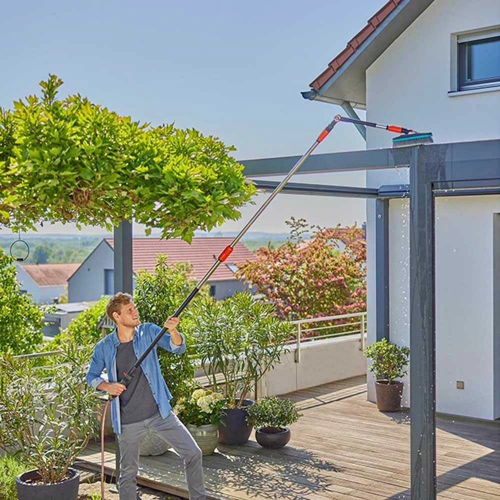 Gardena "Cleansystem" rankena "Flex", prijungiama prie vandens tiekimo, skirta sunkiai pasiekiamoms vietoms plauti