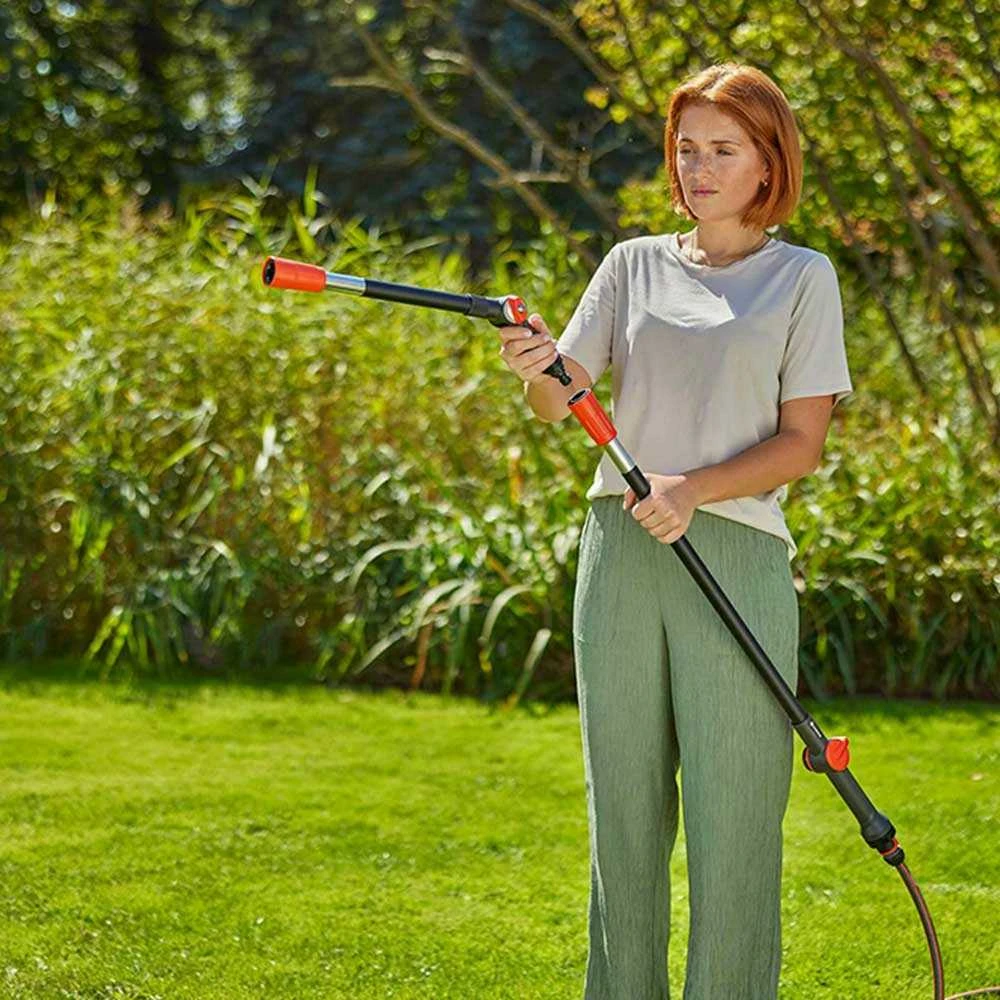 Gardena "Cleansystem" rankena "Flex", prijungiama prie vandens tiekimo, skirta sunkiai pasiekiamoms vietoms plauti