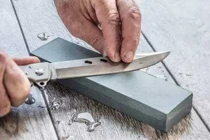 Dvipusis galąstuvas metalinių įrankių galandimui