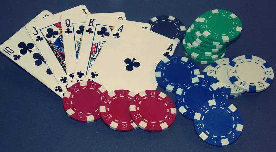 Pokerio rinkinys 200 žetonų su kortomis ir kilimėliu