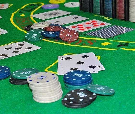 Pokerio rinkinys 200 žetonų su kortomis ir kilimėliu