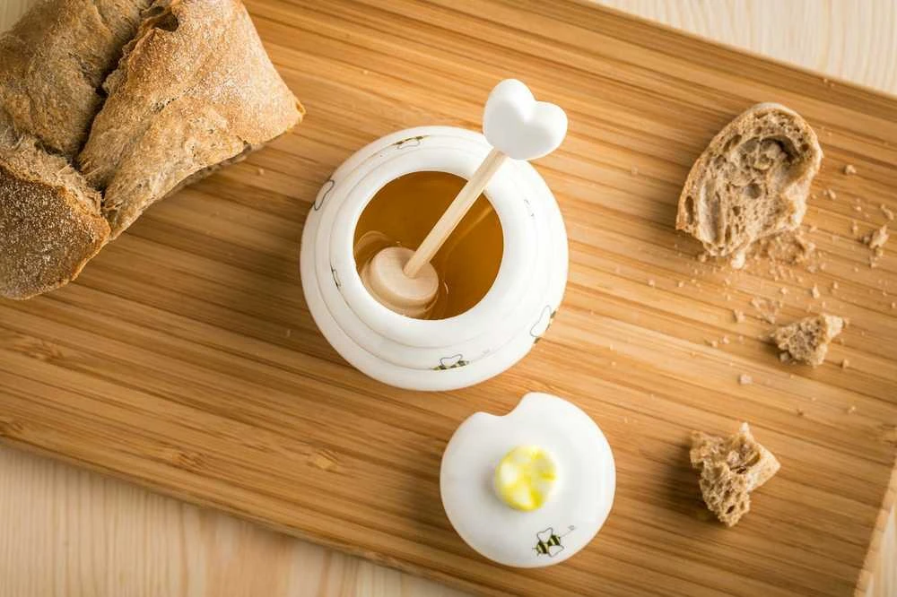 Porcelianinis medaus indelis su medine lėkštute