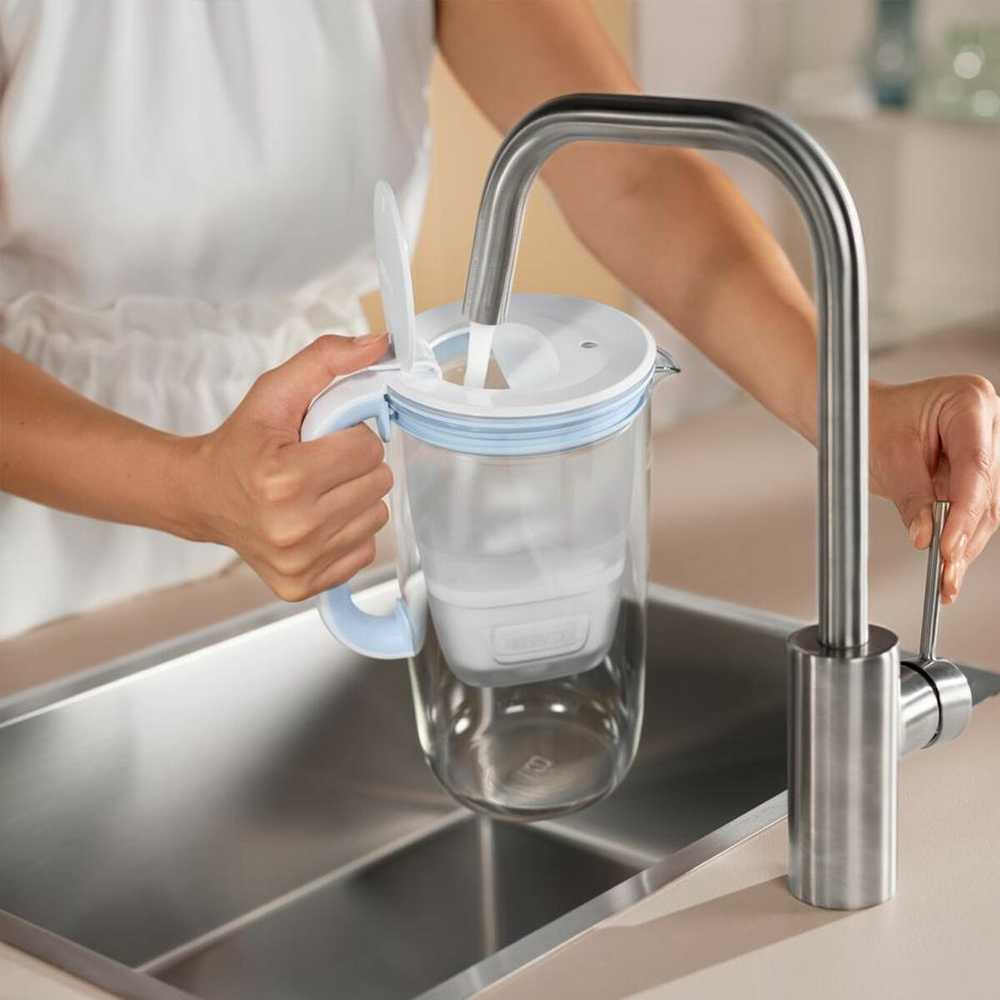 Brita Carafe filtras mėlyname stikle yra 1 Maxtra Pro All-1 kasetė