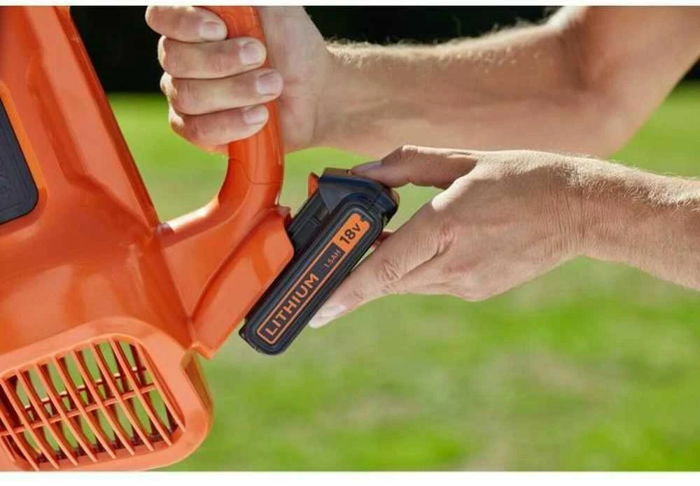 Black & Decker Juodas & Decker Akumuliatorinis lapų pūstuvas Juodas & Decker BCBL200L-QW; 18 V; 1x2,0 Ah akum.