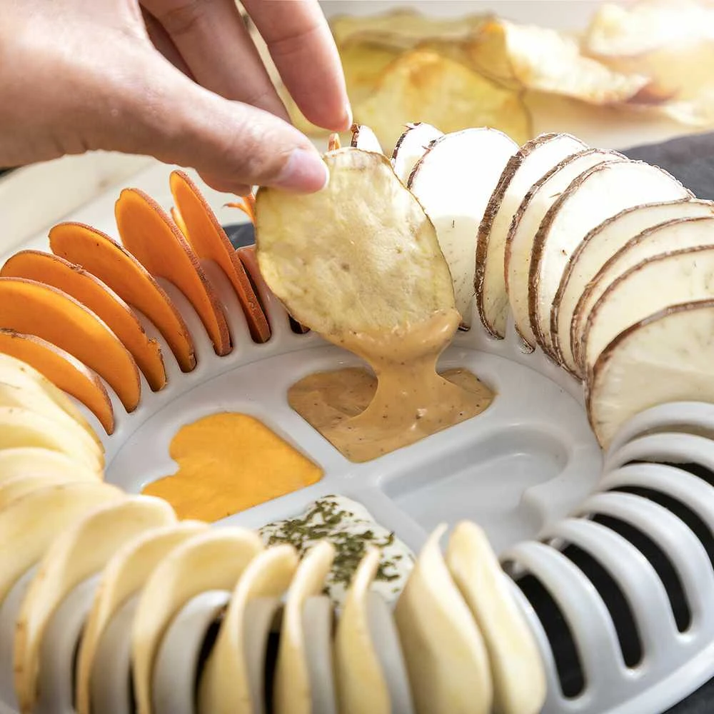 „InnovaGoods“ mikrobangų drožlių gaminimo mašina su „InnovaGoods“ lustų pjaustytuvu ir receptais