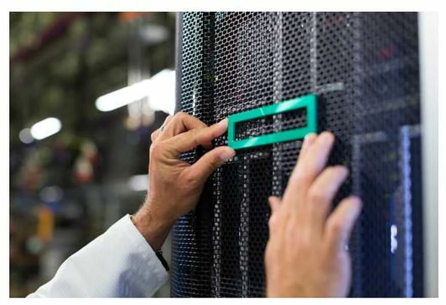HPE serverio montavimas ir logotipo pritvirtinimas