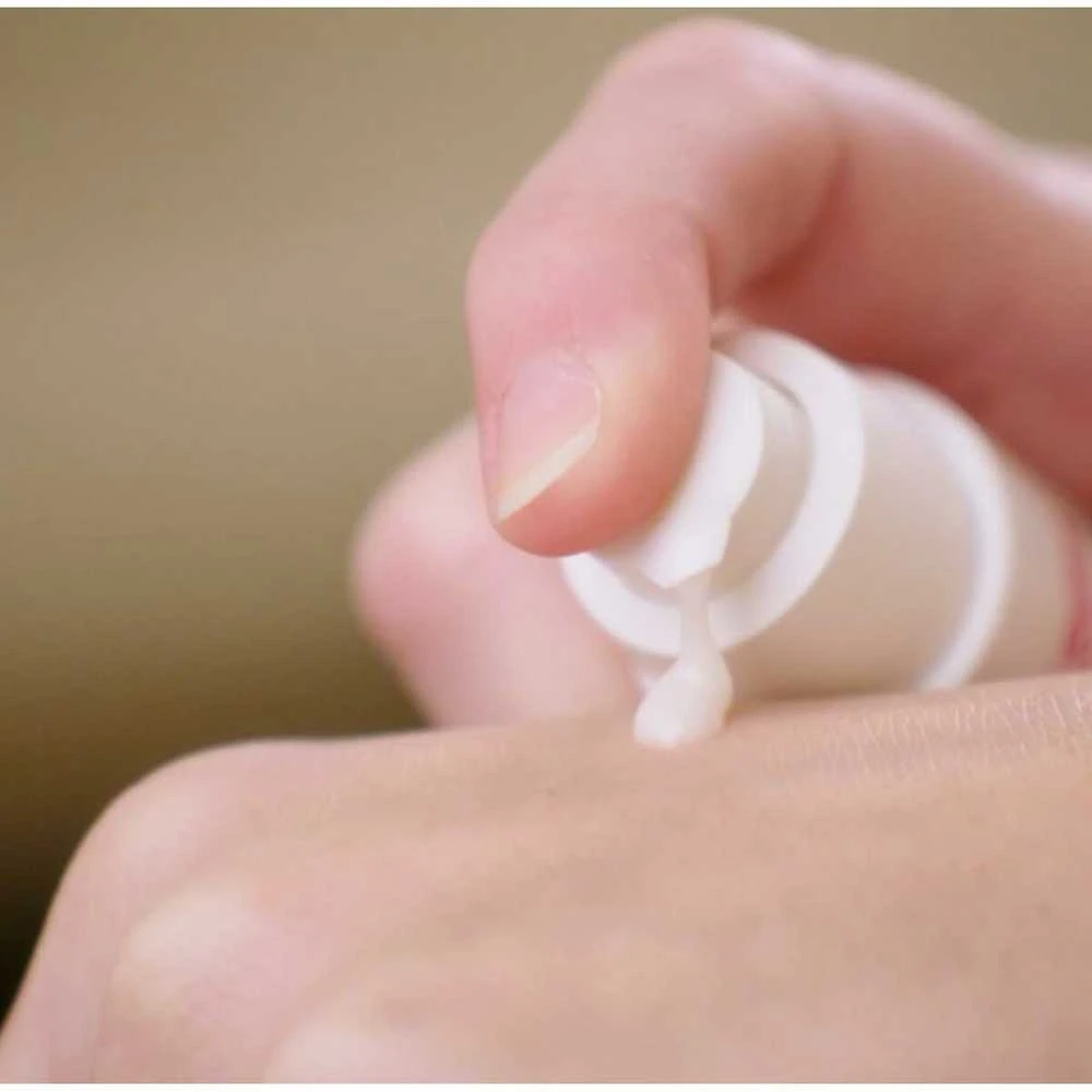 „Topicrem MELA“ serumas nuo tamsių dėmių, suteikiantis spindesio, 30 ml