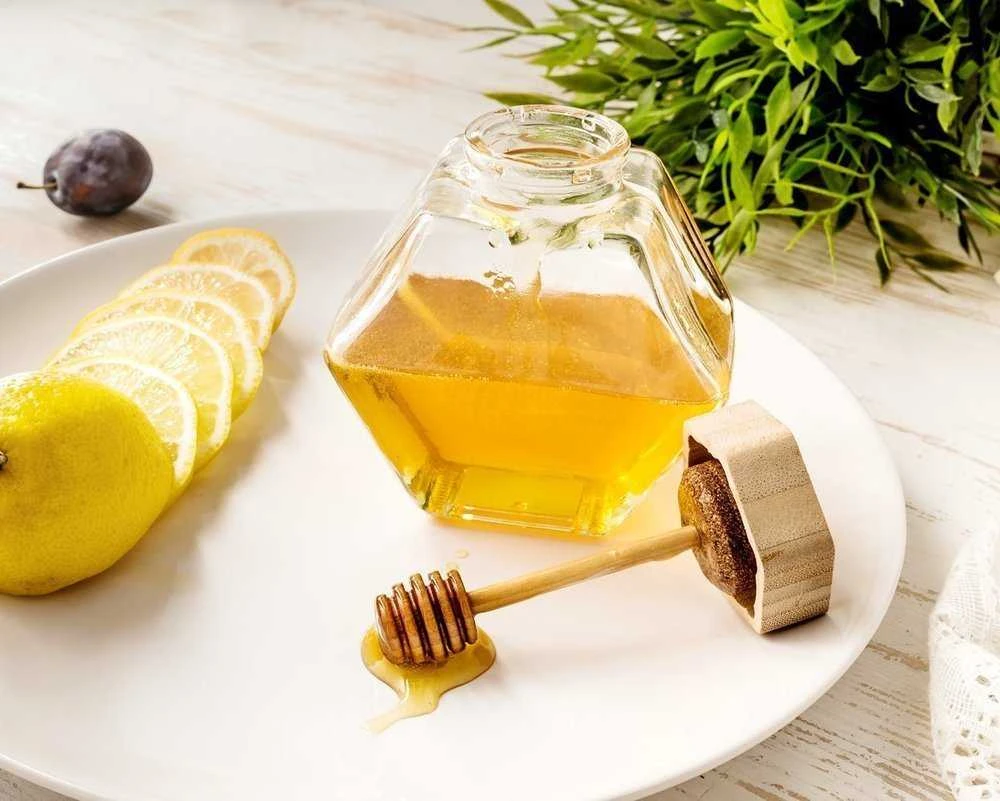 Šešiakampis medaus indelis su mediniu samteliu