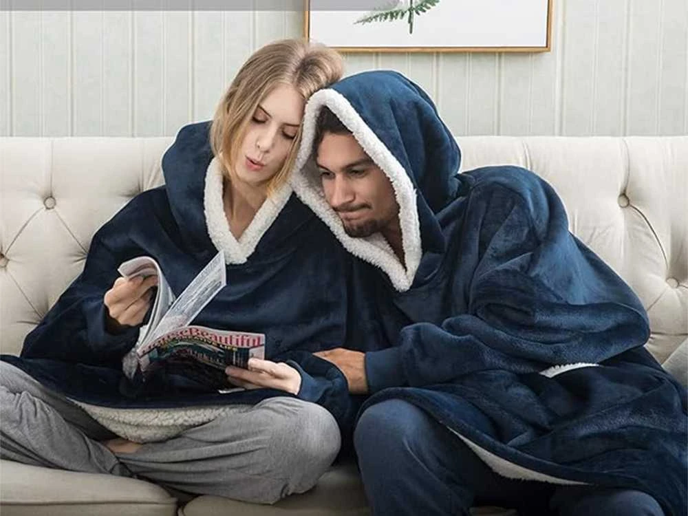 Šiltas oversize pledsa su gobtuvu, tamsiai mėlyna